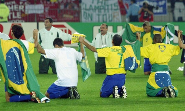 那届杯赛夺冠后，巴西球员、教练、工作人员并不是疯狂的脱衣、狂奔、怒吼庆祝，而是所有人肩并肩，跪在地上，围成一个大圈。全球10亿以上的观众，见证到这样壮观、独特的庆祝。（图：网易体育）