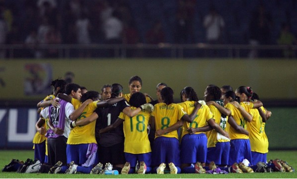 2009年联合会杯巴西夺得冠军，桑巴军团复制2002年世界杯夺冠时的庆祝场面，球员围成一圈祈祷，这是最常见的庆祝画面。2007年巴西女足在4-0屠杀美国首次进入决赛，女足姑娘们围成一圈跪地庆祝、祈祷。（图：网易体育）