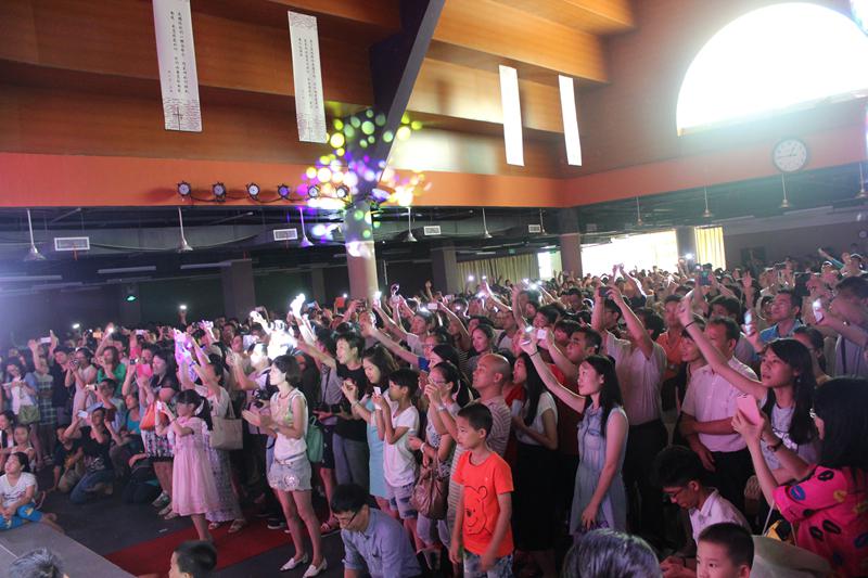 
数千会众与Jesus Fashion敬拜团一同火热赞美。（图：基督时报／施迦南）