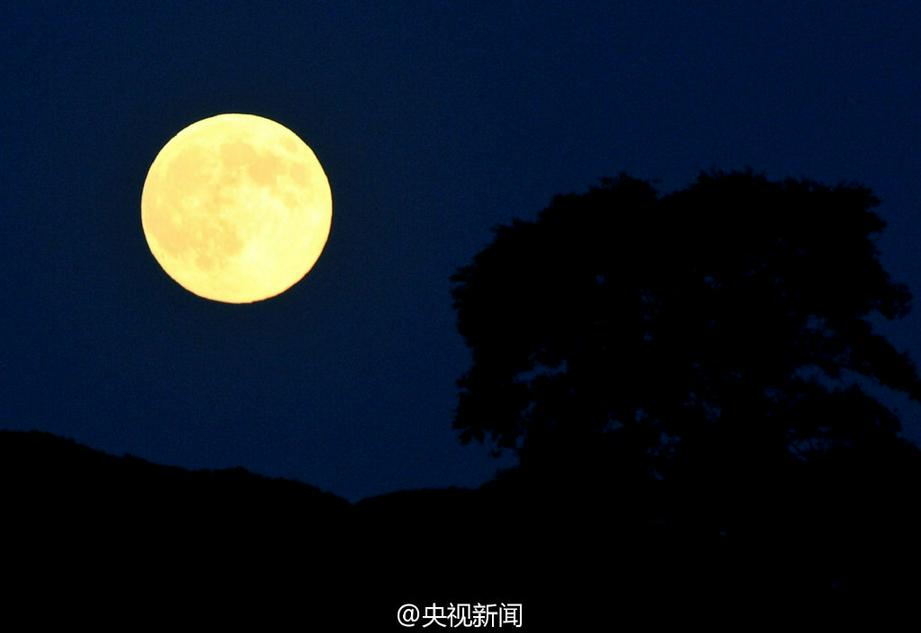 今年8月11日凌晨2点，超级月亮出现，让我们一同欣赏下吧，见证上次创造的奇妙！（图：央视新闻微博）