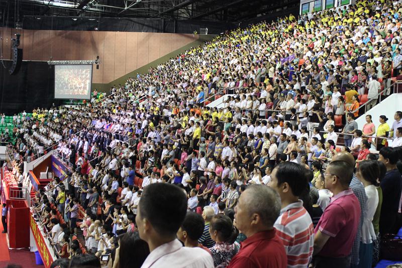 8月9日“爱，让世界不一样”赞美晚会于深圳体育馆举行，六千多人共同敬拜神。（图：基督时报）
