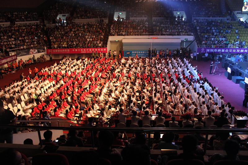 8月9日“爱，让世界不一样”赞美晚会于深圳体育馆举行，六千多人共同敬拜神。（图：基督时报）