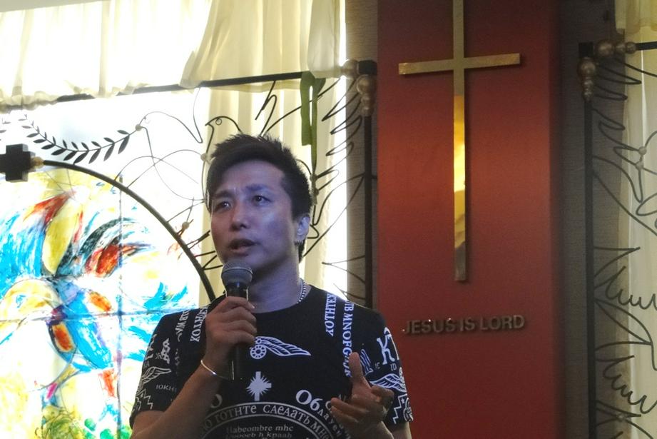 图为基督徒歌手刘冲讲述自己一直悖逆，但上帝不离不弃的见证。（图：基督时报/王新毅）