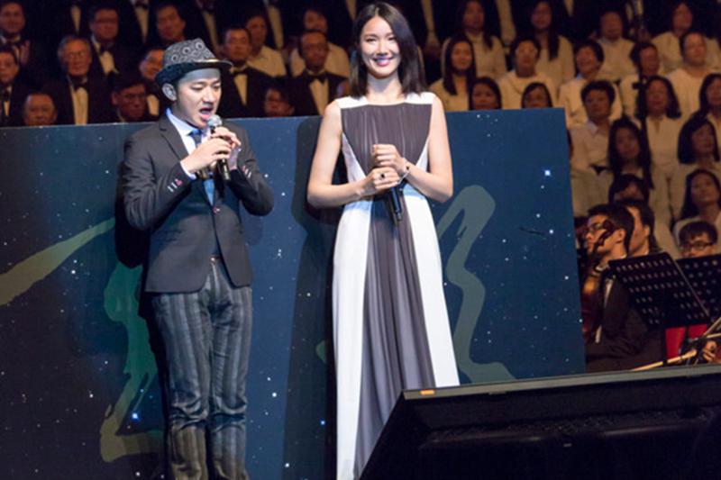 王祖蓝与女友李亚男对唱《好好恋爱》。（图：远志明牧师博客）