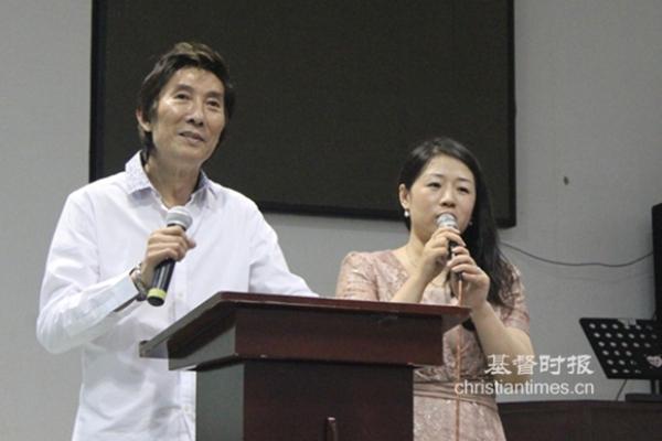 2014年9月9日晚，洪汉义在深圳梅林堂作见证。（图：基督时报/施迦南）