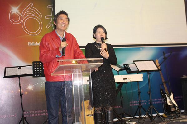 2014年圣诞节，洪汉义在深圳福音餐厅分享见证。