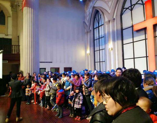 基督徒歌手宇海文近日在河南郑州举行了多场音乐布道会，几乎每场都有上百人迎接耶稣基督，成为天国的儿女。（图：宇海文）