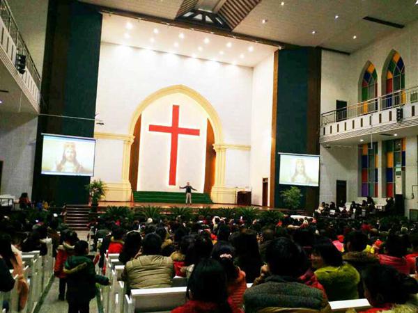 基督徒歌手宇海文近日在河南郑州举行了多场音乐布道会，几乎每场都有上百人迎接耶稣基督，成为天国的儿女。（图：宇海文）