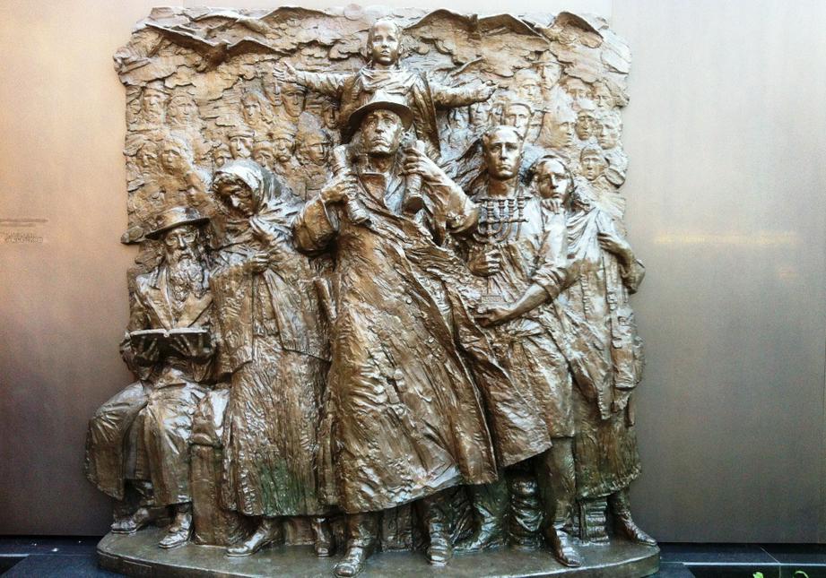 进入纪念馆，首先是一个五人组的雕像，其中有年老的妇人代表苦难，拉比代表信仰，孩子代表希望。