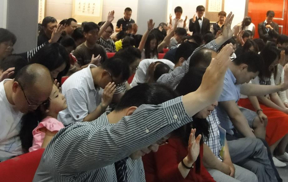 观众在台下举起右手回应最后的祝福祷告。（基督时报/徐敬谦）