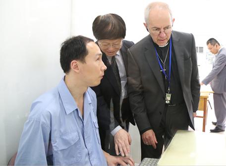 大主教进入盲文工作室与工作人员近距离交流。（图：爱德基金会）
