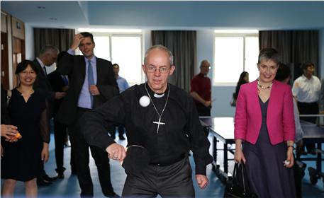 参观之余，大主教体验了一把“乒乓”之乐。（图：爱德基金会）