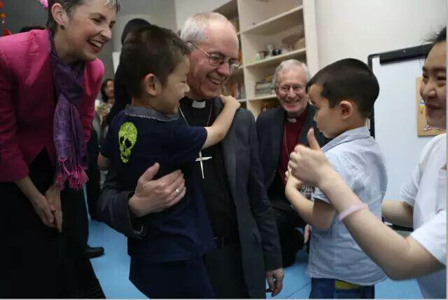 大主教亲切拥抱爱德儿童发展中心的孩子们。（图：爱德基金会）