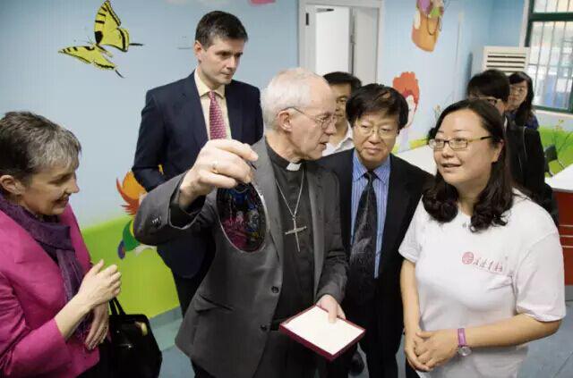 大主教向爱德儿童发展中心赠送礼物。（图：爱德基金会）