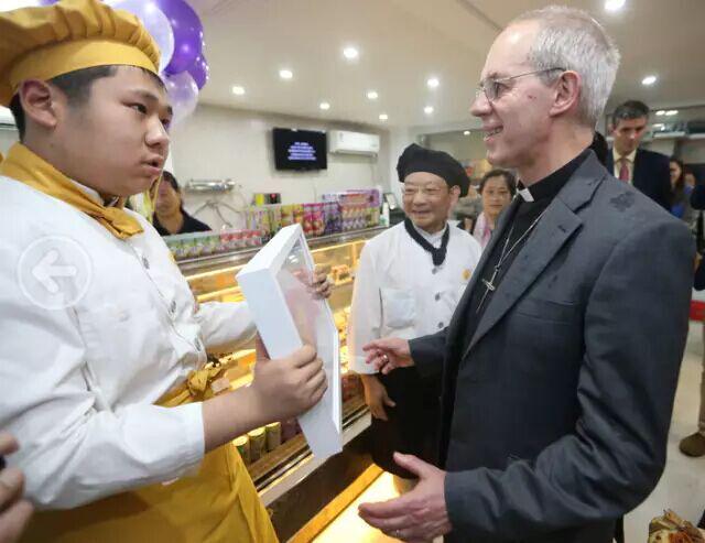 面包坊学员代表面包坊向大主教赠送串珠礼物。（图：爱德基金会）
