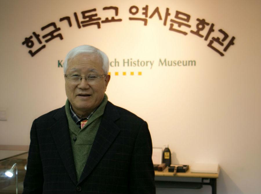  创馆人一位70岁的老爷爷给我们讲解韩国教会自开始的历史