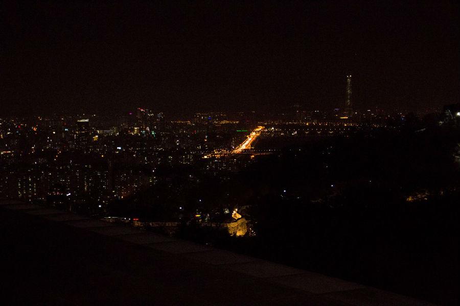 俯瞰首尔的夜景，万家灯火才是最朴实的人间城市美景。