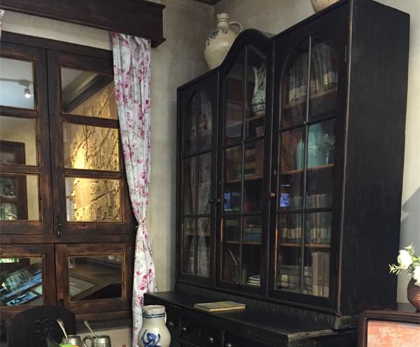书柜里的藏书至今已有70多年的历史，犹太人离开前托上海朋友保管，此后经历了两战一革命，奇迹般的存留了下来。