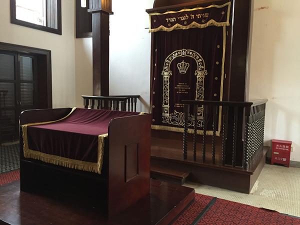 会堂一楼的诵经台和约柜。目前约柜里摆放着的是羊皮卷记录着的摩西五经。