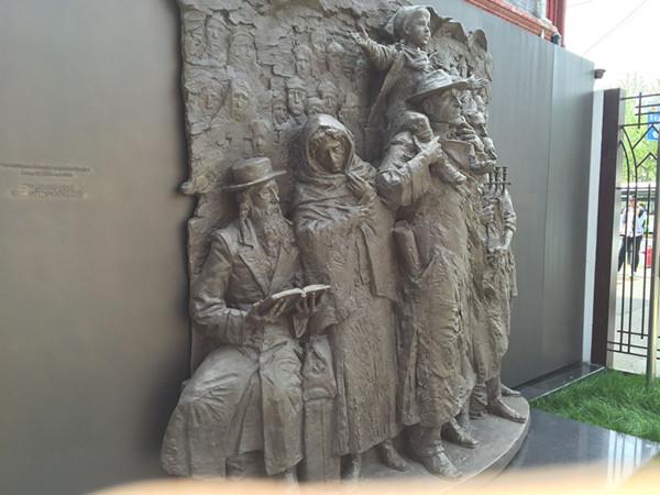 大门旁的铜像，各自代表着信仰、苦难、光明、爱、坚定和希望，以及被纳粹屠杀的600万犹太人。