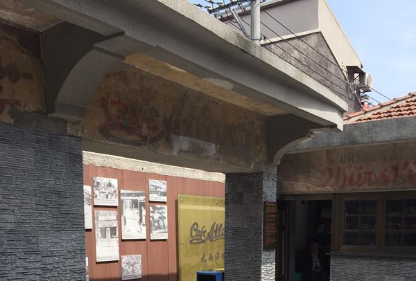 摩西会堂旁边的咖啡厅，屋檐下的几个招牌是从70年前犹太人开的咖啡馆上取下来的，至今保存完好。