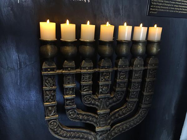 七盏金灯台。据说在犹太人家里，日常都会点这种七盏蜡烛的灯，节期时会点九盏。