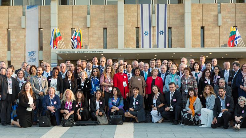 参会人员在以色列国会门前的合影。