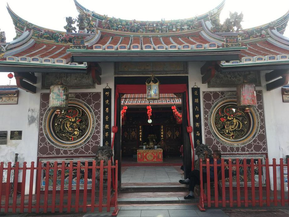 青云亭，内供奉着三座祭坛，分别为儒、释、道各一座。