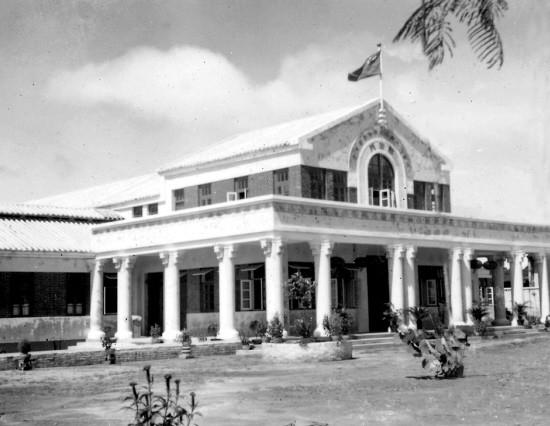 1953年，佛山循道医院由人民政府接管，更名为粤中行署人民医院，图为当年的门诊部