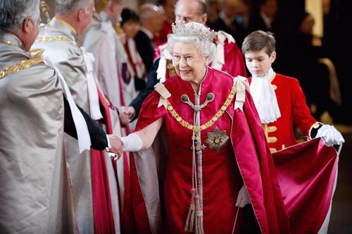3月7日，英国女王伊丽莎白二世和丈夫菲利普亲王，在伦敦的圣保罗大教堂主持英帝国勋章获得者表彰仪式。（图：参考消息网）