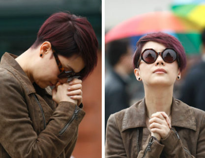 海清在哈尔滨一教堂前为张丽莉老师祈祷。（图片：资料图片）