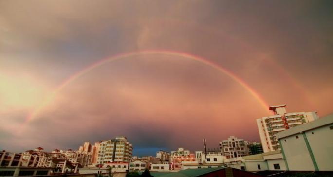 13日，会议结束当天，会场外的天空出现巨大的双彩虹。 （图：香柏领导力机构官方博客）
