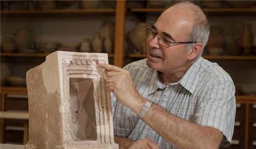 耶稣撒冷希伯来大学考古系教授约瑟夫(Yosef Garfinkel)展示此次的发现。（图：耶路撒冷希伯来大学）