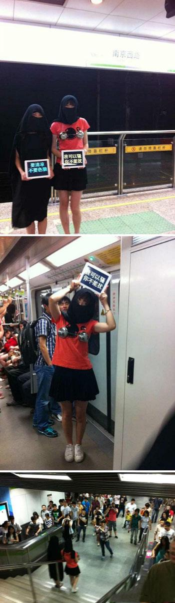 两位女志愿者在地铁举牌抗议（图：资料图片）