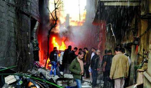 （图：28日，人们查看叙利亚首都大马士革郊区扎尔马尼地区的爆炸袭击现场。）