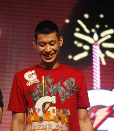 22日，上海庆祝25岁生日的林书豪。（图：网络图片）