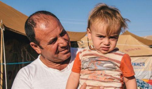 一位叙利亚农民和他的儿子。战争发生后，食物价格变得很贵。（图：“怜悯世界事工”网站博客）