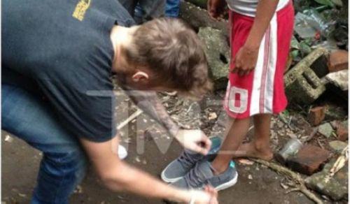 危地马拉贫困，贾斯汀·比伯赠送自己的鞋子。（照片来源于基督时报）