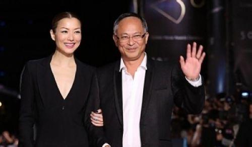 郑秀文和导演杜琪峰出席典礼。（照片来源：ELLE中文网）