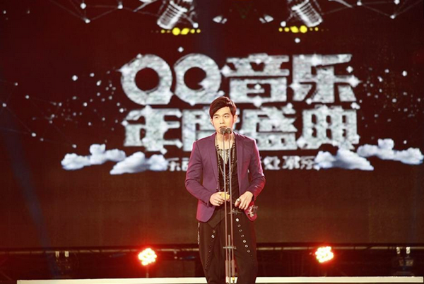 QQ音乐年度盛典上，周杰伦一人揽了三大奖项。（图：腾讯娱乐）