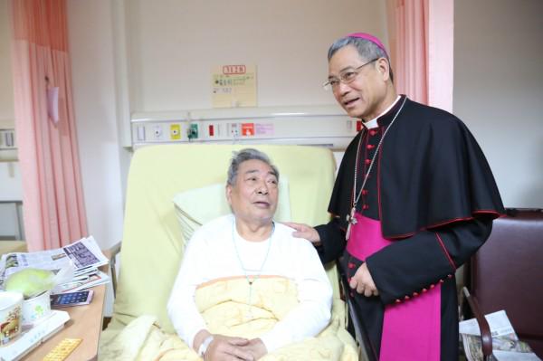 洪山川总主教在祈福礼后，前往病房慰问伤者，并予祝福。（天主教台湾地区主教团秘书处）