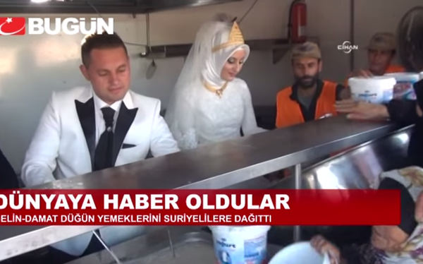 Fethullah Üzümcüoğlu和 Esra Polat在给叙利亚难民分发食物。（图：YouTube视频截图）