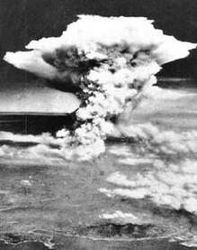 广岛原子弹事件提醒我们人类巨大的毁坏能力，成为一个警告。