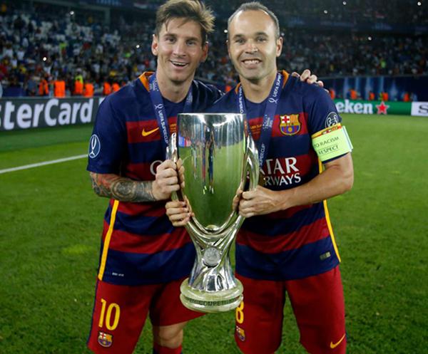 欧洲超级杯颁奖现场，梅西（左一）与队友举起奖杯。（图：Leo Messi脸书）