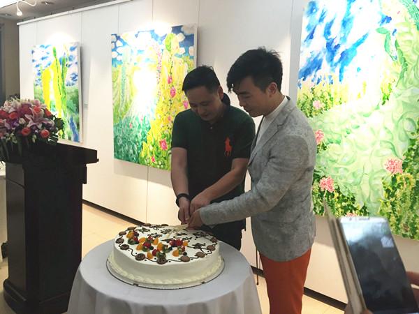 上海慈善艺术家联谊会正式启动，切蛋糕留念。（基督时报/胡艾茜）