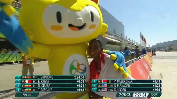 苏姆贡迎得冠军后与里约奥运吉祥物合影（图：视频截图）