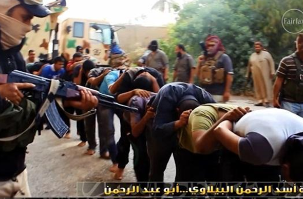 2015年时ISIS摧毁叙利亚中部的一座修道院，将数十名基督徒俘虏强行转移。