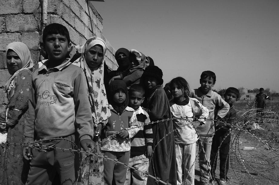 伊拉克战争下，正在排队等待食物的孩子们（图：pixabay.com）
