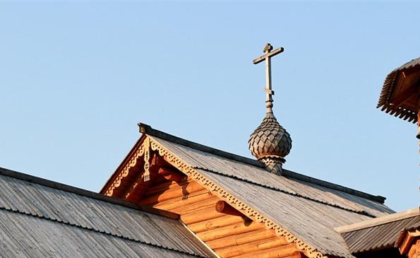 俄罗斯某教堂上高耸的十字架（配图：pixabay.com）