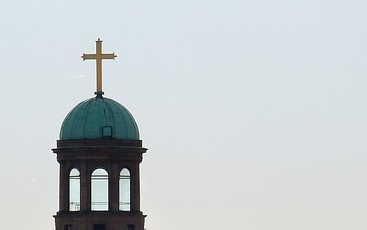 德国教堂 云端下的十字架（配图来源：pixabay.com）